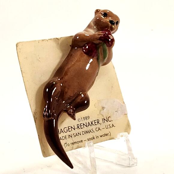Vintage 1989 Hagen-Renaker Otter Figurine with Flowers – Walt Disney Miniature - Picture 7 of 9